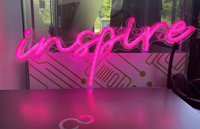 INSPIRE Schild an der Wand LED Licht Neon hängen